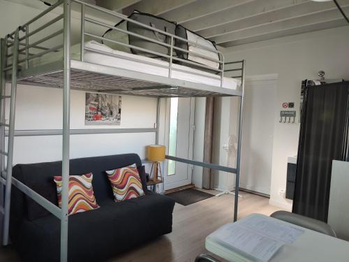 Chavagnes-en-Paillers Apartment | Studio meublé 1 pièce entièrement équipé sans cloisons séparatives