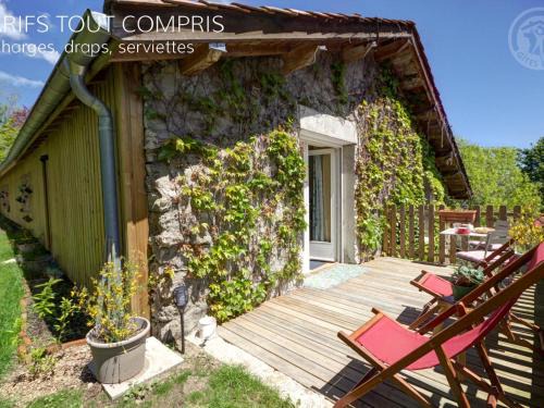 Saint-Priest-la-Prugne Apartment | Studio Montagne avec Terrasse Privative, Wifi, Près de Sentiers de Randonnée, Animaux Acceptés - FR-1-496-224