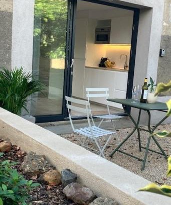 Charbonnieres-les-Bains Apartment | Studio neuf dans un écrin de verdure