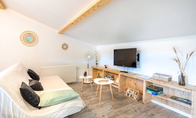 Oulmes Apartment | Studio 'Near Marais Poitevin' with Wi-Fi