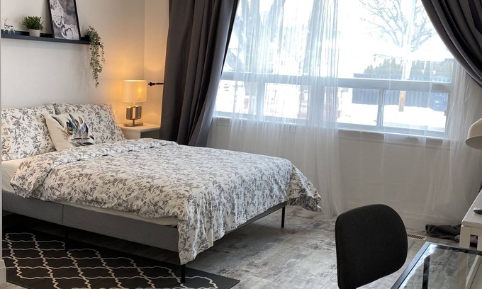 Markland Wood Apartment | Studio near Pearson Airport and Kipling subway