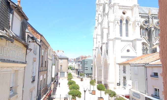 Cholet Apartment | Studio Notre Dame 3 in the heart of town, 30 minutes from the Puy du Fou park