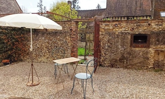 Dicy Apartment | Studio overlooking courtyard and garden - Gîte au Village 89120 DICY