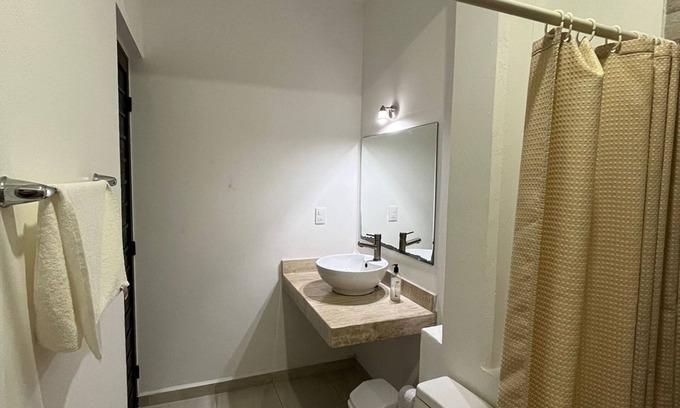 Downtown Cancun Apartment | Studio on Cancun Downtown. Close to grocery stores, restaurants and bus stop.