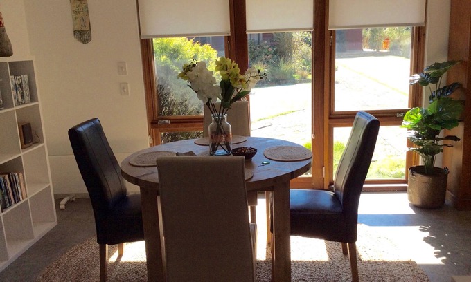 Bowral Apartment | Studio Rouge in heart of old Bowral only minutes walk to shops and restaurants