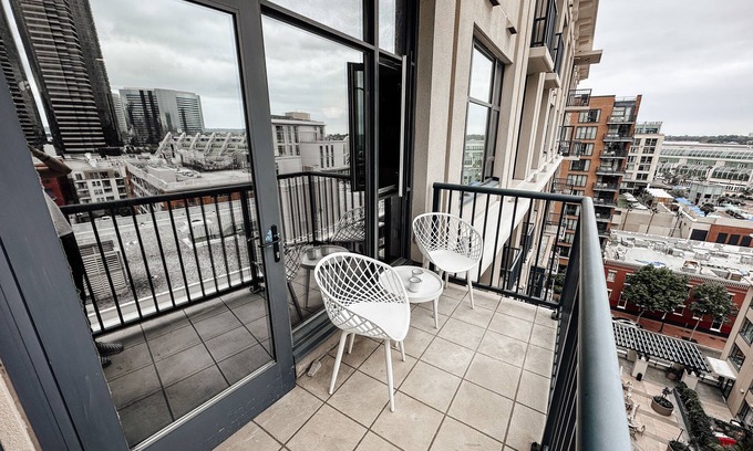East Village Condo | Studio w/Scenic Views in Gaslamp Quarter Downtown. Two blocks from Petco Park.