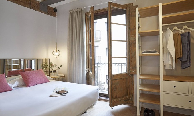 Gothic Quarter Apartment | Studio with balcony, equipped with kitchenette and bathroom