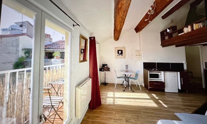 Noailles Apartment | Studio with balcony in the heart of the old town (& 3min walk from the old port)