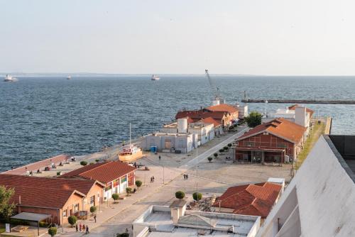 Ladadika Apartment | Studio With City And Side Sea View