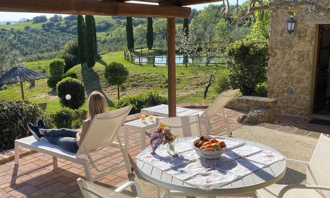 Pomarance Apartment | Studio with kitchen overlooking the pool garden