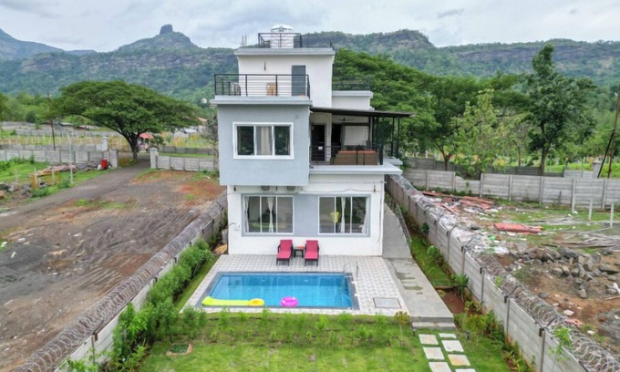 Karjat Villa | Stunning 4-Bedroom Villa with Private Pool - Perfect for Families or Groups
