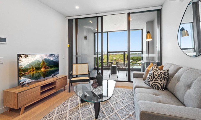 Alphington Apartment | Stunning 1-Bed with City Views and Amenities