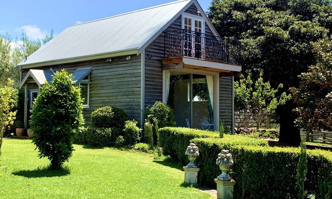 Central Tilba Cottage | Stunning 180° views of lush rolling hills and the sea, close to the beach