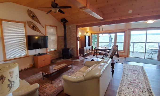 Port McNicoll House | Stunning 2 Bdrm Waterfront Cottage with Amazing Sunsets!