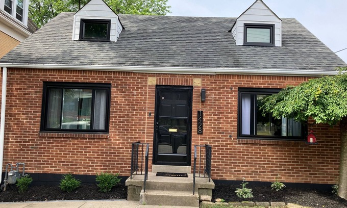 South Hills House | Stunning 2-bedroom Home w/WiFi, AC in Brookline Pittsburgh,PA