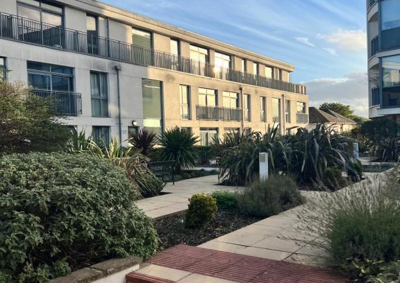 Runnymede Apartment | Stunning 2 bedroom Penthouse - 5min to Thorpe Park