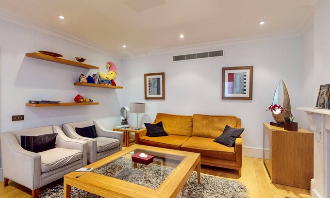 Queen's Gate Apartment | Stunning 2BD flat in South Kensington with a patio