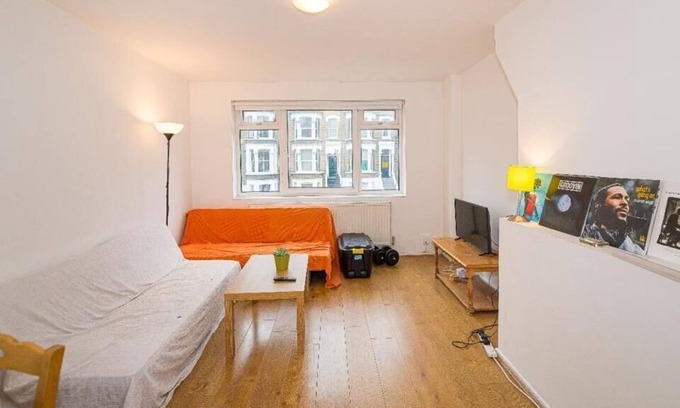 Stockwell Apartment | Stunning 3 Bedroom Apartment with Balcony
