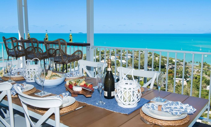 Airlie Beach House | Stunning 3 bedroom House with 180 degree ocean views