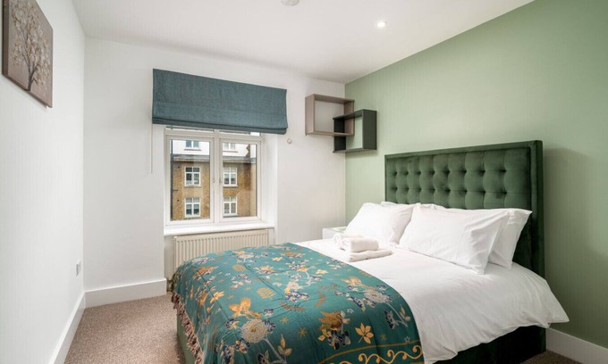 Greenwich West Apartment | Stunning 3 Bedroom Flat, with Parking, Sleeps Six, Near Greenwich Park