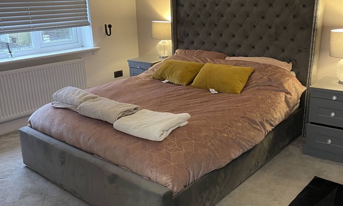 Potters Bar House | Stunning 3 bedroom home with HOT tub and 75inch tv