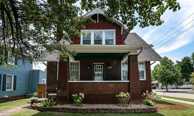 Jeffersonville - Clarksville House | Stunning 4 Bed 2 Bath Spacious Historic Home with Newly Remodeled Basement