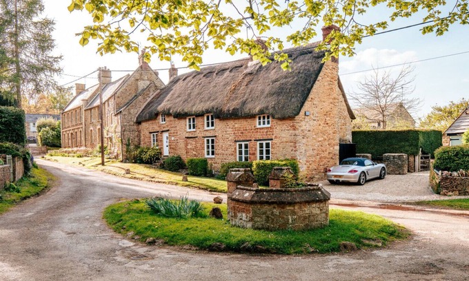 Chipping Norton Cottage | Stunning 4-Bed Thatched Cottage in Oxfordshire