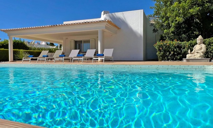 Alpouvar Villa | Stunning 4-Bedroom Villa, Pool with Hydromassage - Perfect for Families
