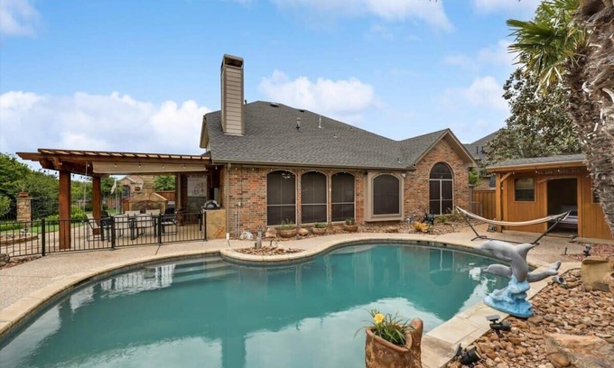 Rowlett House | Stunning 6BR, Pool - Great for Big Groups