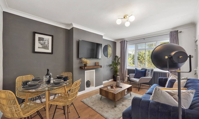 Maidstone Apartment | Stunning Apartment Near the Heath With Free Parking & Wifi