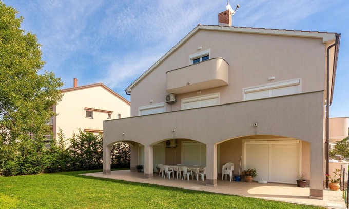 Sarsoni Apartment | Stunning apartment in Mladenici