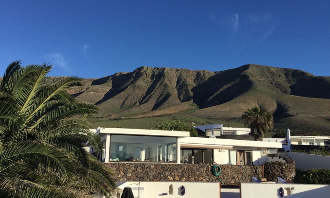 Urbanizacion Famara House | Stunning beach view, heated pool, perfect house for comfort and relaxation