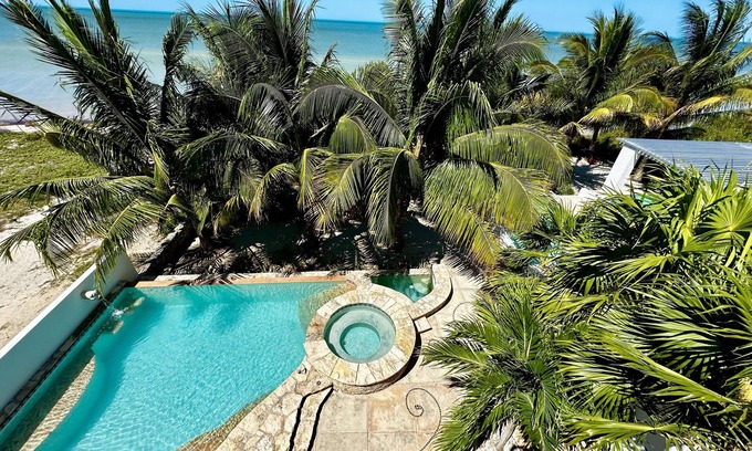 Telchac Puerto Villa | Stunning beachfront villa with wifi and infinity pool