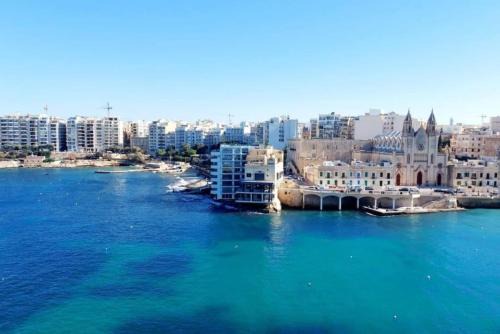 Il-Balluta Apartment | Stunning beachfront apartment in St Julians