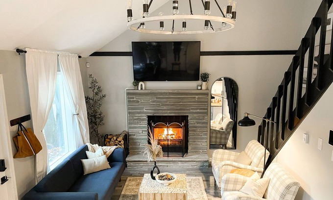 Tobyhanna Cottage | Stunning Blue Pine Cottage- King Bed!