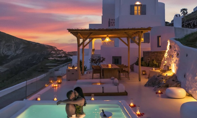 Santorini Villa | Stunning BlueWhite Villa: Luxury Heated Infinity Pool Escape