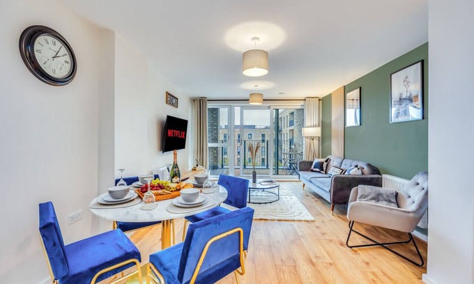 Milton Keynes House | Stunning Canal Side Apartment Prime Location Balcony Free Parking Sky TV