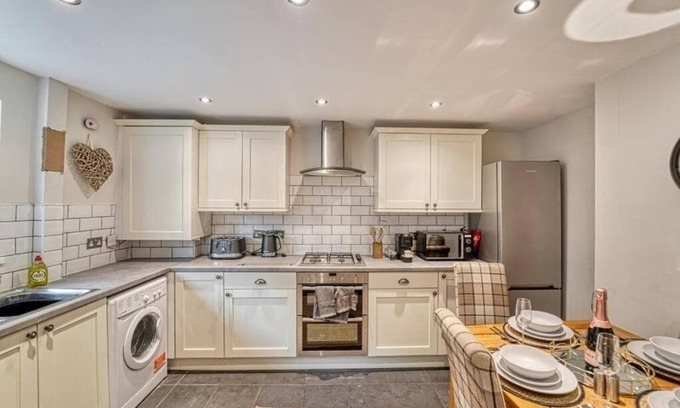 Bridgnorth House | Stunning Central House in Bridgnorth w Parking by PureStay