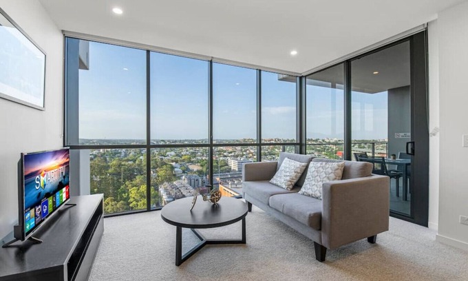 Milton Apartment | Stunning cityview 1BR Apt 1 min to train