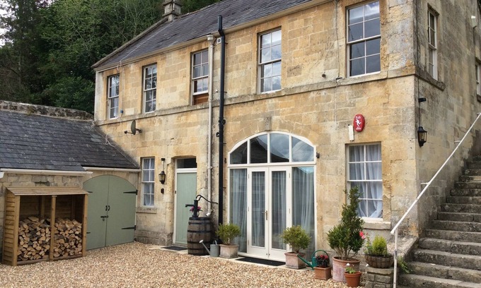 Limpley Stoke House | STUNNING COACH HOUSE 10 MINUTE BATH, SLEEPS 8, OPEN FIRE & TABLE TENNIS