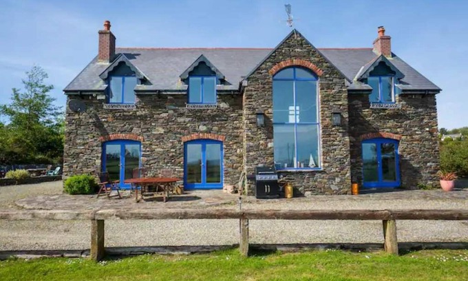 Schull House | Stunning Coastal hideaway in West Cork, sea view, perfect for hikers