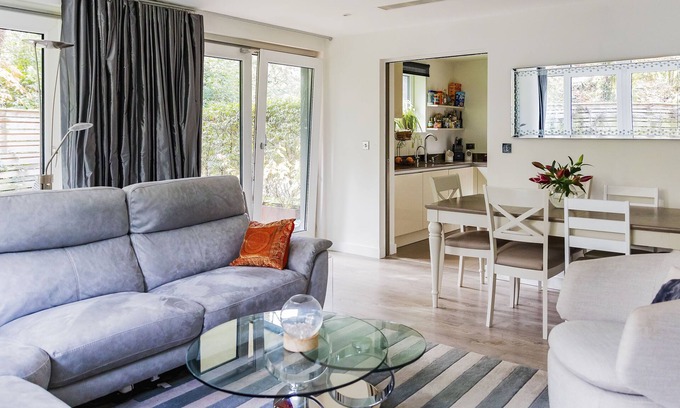 Mortlake Apartment | Stunning contemporary bright and modern spacious one bedroom garden flat