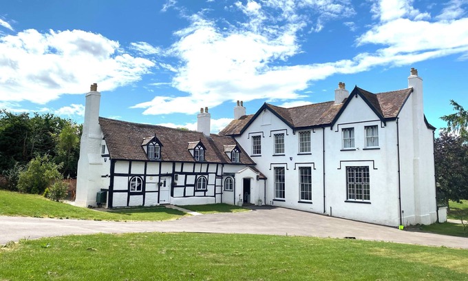 Northway House | Stunning cotswold, period country house, hot tub, great for extended family