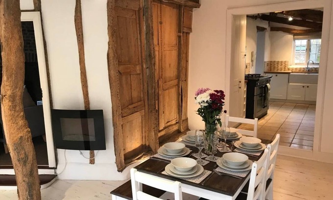 Watford Cottage | Stunning cottage in picturesque village