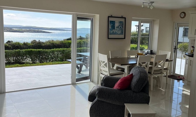 Schull House | Stunning cottage, overlooking Harbour