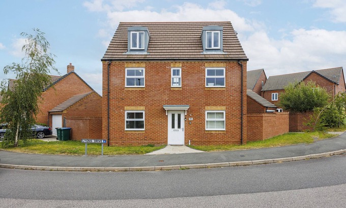 Gamston House | Stunning Coventry House for the Larger Group with Parking and Hot Tub