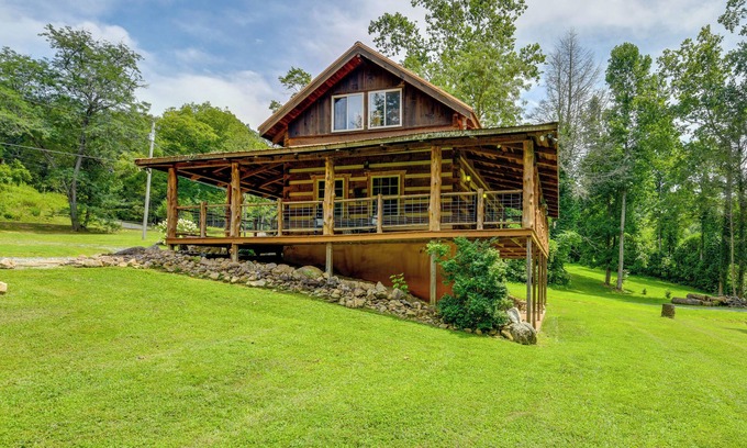 Cosby Cabin | Stunning Creekside Cosby Cabin w/Deck + Fire Pit!