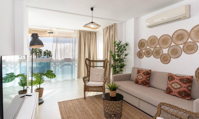 Torrequebrada Apartment | STUNNING DESIGNER APARTMENT, WIFFI, POOL AND SEA VIEWS