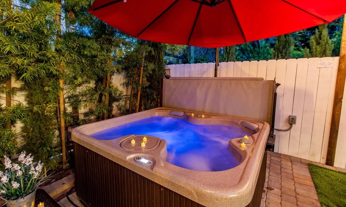 Hillcrest Condo | Stunning Dream Studio in Hillcrest! Hot Tub Parking AC Grill WashDryer KingBed
