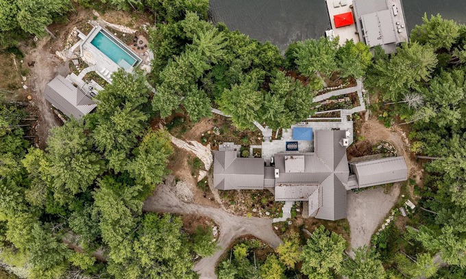 Muskoka Lakes Villa | Stunning Estate with Pool House & Boathouse Accommodations! Central Lake Joe!